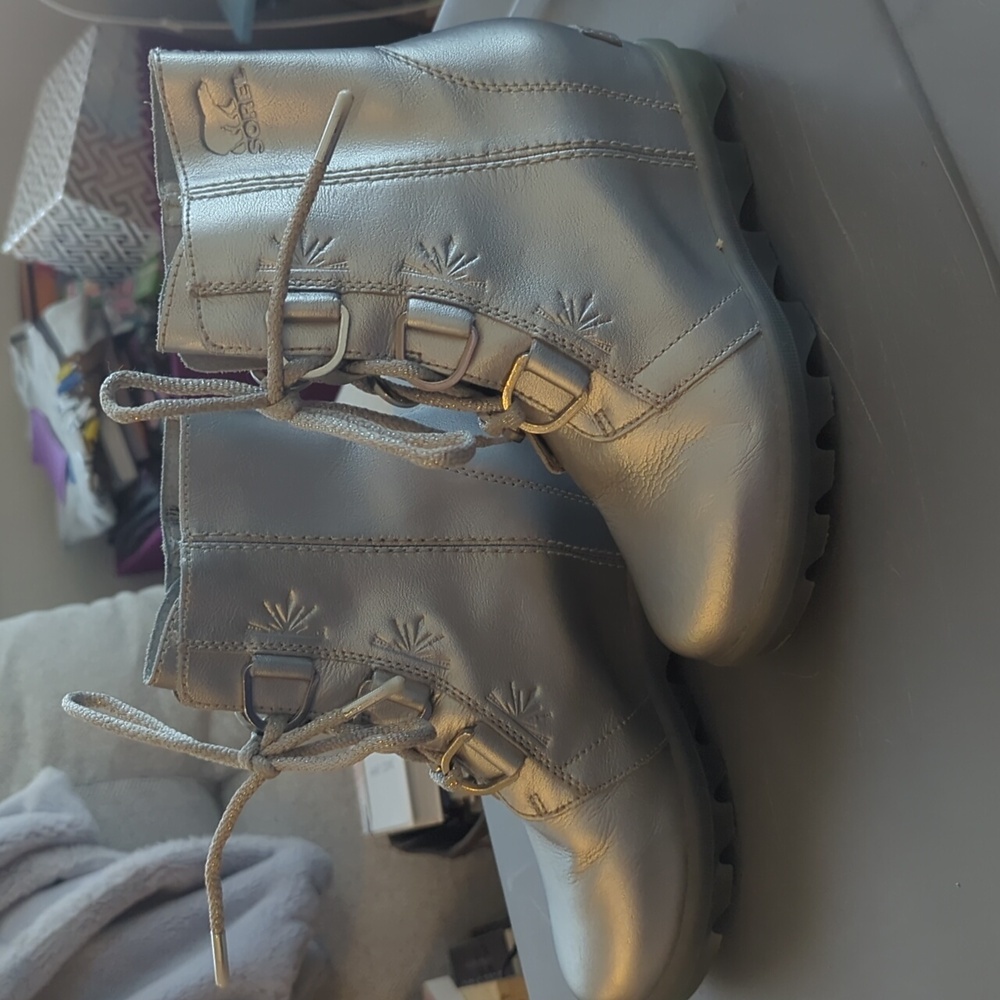 Sorel x Disney Frozen Joan of Arctic wedge boots size 2 girls